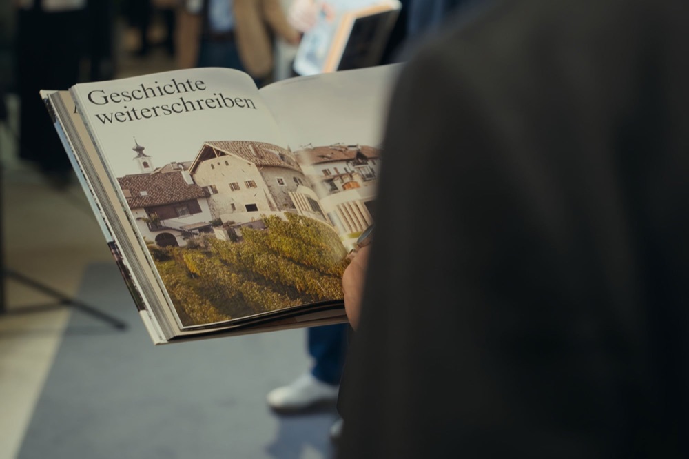 Open copy of Callwey’s “Houses of the Year” book